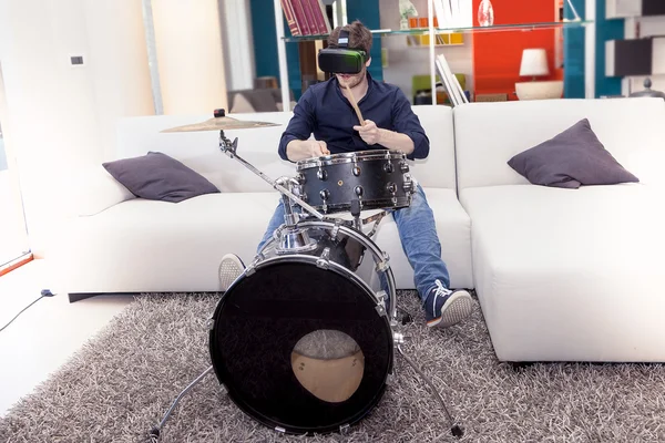 Młody dorosły gry perkusji w domu za pomocą podglądu dla wirtualnego reali — Zdjęcie stockowe