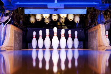Bowling pin yolda kesilmiş hazır