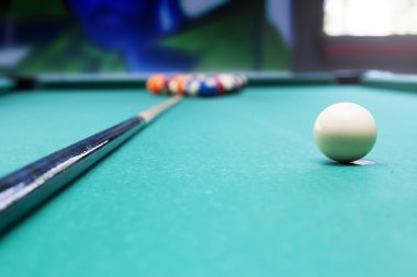 Bblliard topları bir bilardo masası