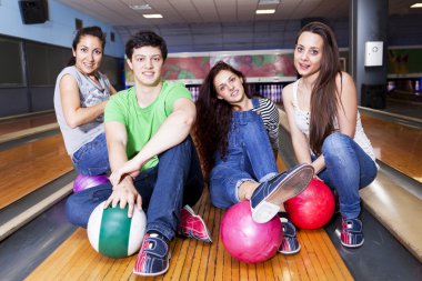 bowling oynamaya hazır getting arkadaş grubu