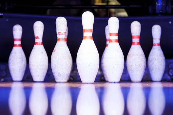 Bowling stift redo att fällas på banan — Stockfoto