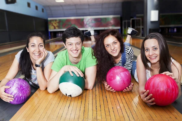 Grupp vänner redo att spela bowling — Stockfoto