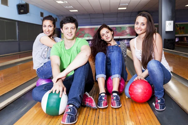 Bowling oynamaya hazır getting arkadaş grubu — Stok fotoğraf