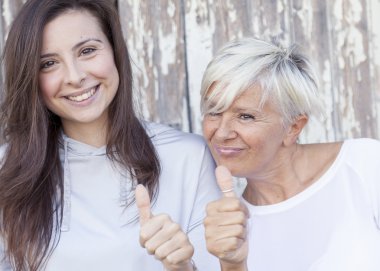 güzel anne ve yetişkin kızı outd Yaşasın işareti yapmak