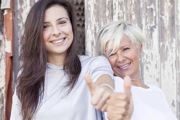 Ładny Mama i córka dorosły uczynić znak thumbs up bas — Zdjęcie stockowe