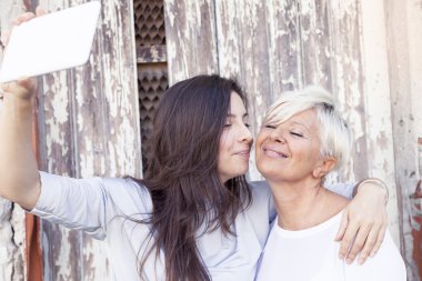 Anne ve yetişkin kızı selfie açık havada al