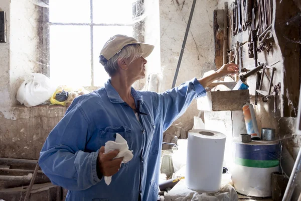 Hermosa dama en el trabajo en su viejo taller — Foto de Stock