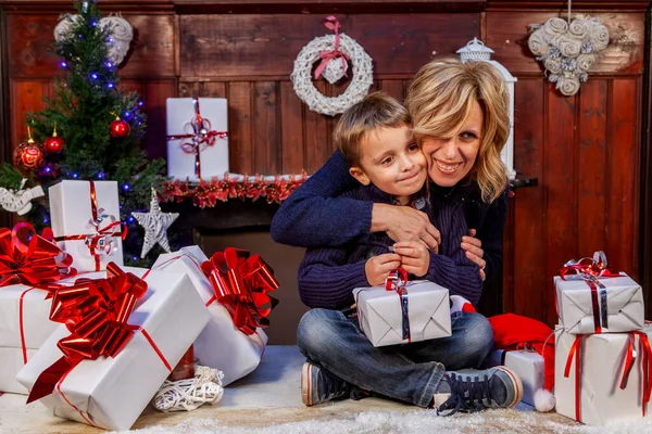 Счастливые Мама Сын Открывают Подарки Рождественский Вечер Дома — стоковое фото