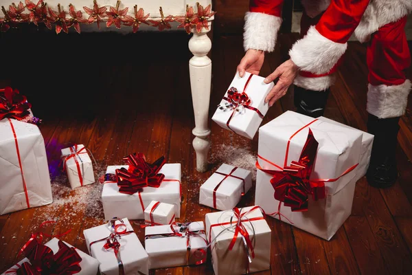 Санта Клаус Доставляет Подарочные Пакеты Дом Рождество — стоковое фото