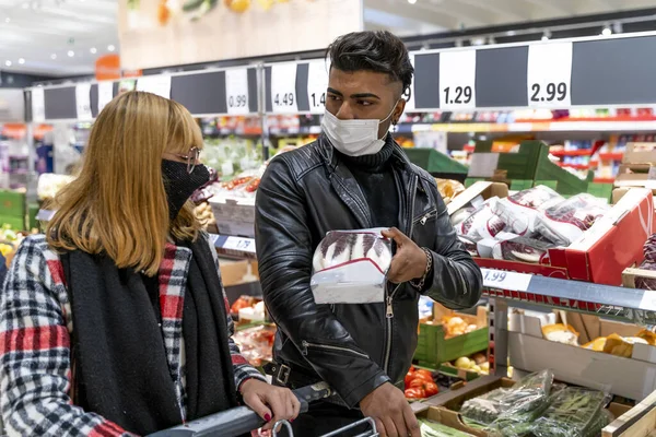 Multietnický Pár Nakupování Supermarketu Obličejovými Maskami Během Pohotovostního Období Koronaviru — Stock fotografie