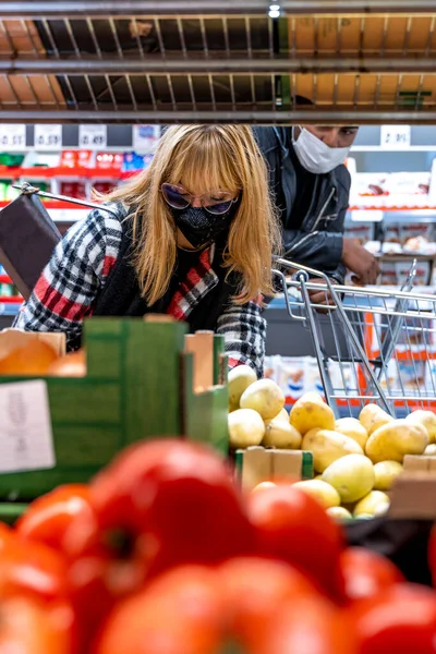 Multietnický Pár Nakupování Supermarketu Obličejovými Maskami Během Pohotovostního Období Koronaviru — Stock fotografie