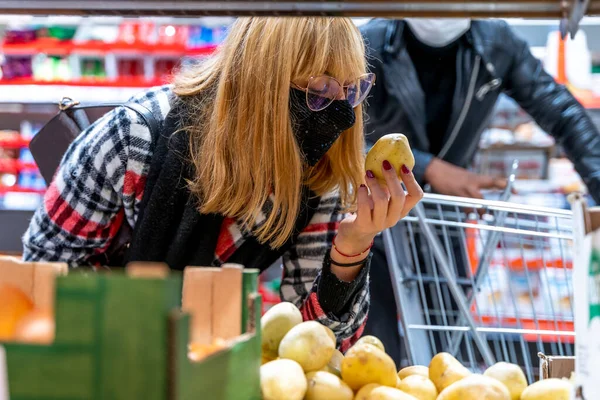 Multietnický Pár Nakupování Supermarketu Obličejovými Maskami Během Pohotovostního Období Koronaviru — Stock fotografie