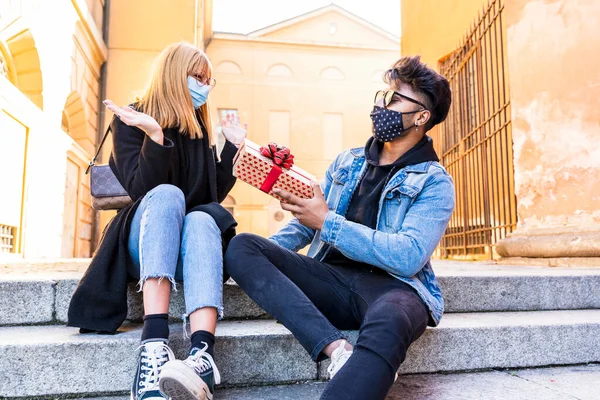 Jovem Casal Multiétnico Troca Presentes Aniversário Usando Máscaras Protetoras Durante — Fotografia de Stock