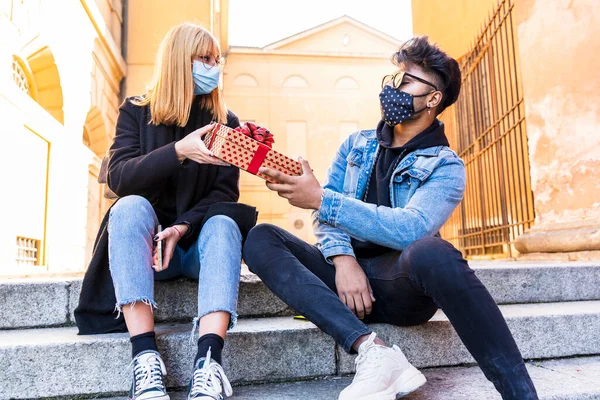 Νέα Πολυεθνικά Ζευγάρια Ανταλλάσσουν Δώρα Γενεθλίων Φορώντας Προστατευτικές Μάσκες Κατά — Φωτογραφία Αρχείου