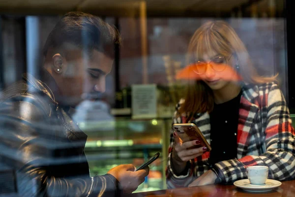 Młoda Wieloetniczna Para Rozmawiająca Przez Telefon Komórkowy Sezonie Wakacyjnym — Zdjęcie stockowe