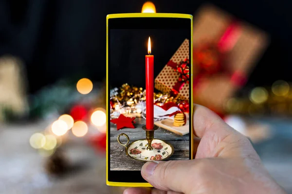 Hombre Fotografía Mesa Con Decoraciones Navideñas Con Smartphone Concepto Del — Foto de Stock