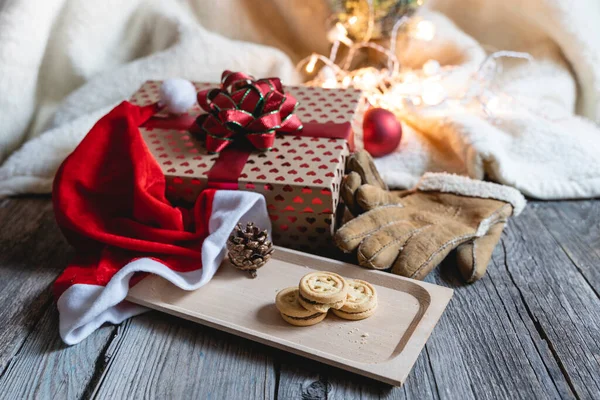 Luces Decoración Navidad Con Regalo Tres Galletas Mesa Madera Concepto — Foto de Stock