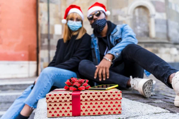Fiatal Többnemzetiségű Házaspár Karácsonyi Ajándékokat Cserél Védőmaszkot Viselve Koronavírus Sürgősségi — Stock Fotó