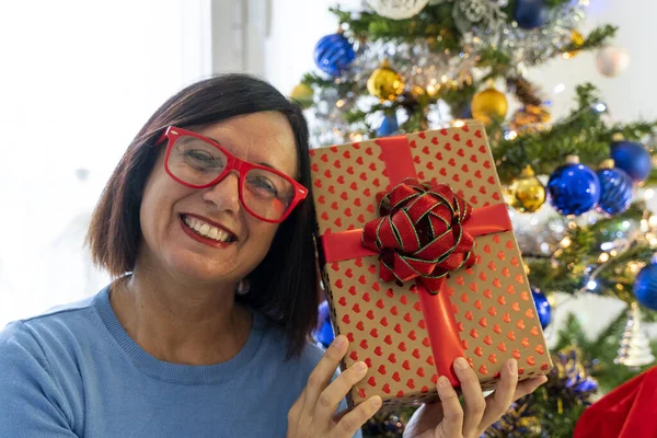 Bela Mulher Feliz Casa Atmosfera Natal Entre Árvore Presentes Natal — Fotografia de Stock