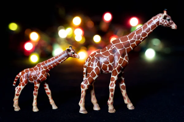Plastic Beeldjes Van Giraffen Een Savanne Achtige Omgeving Nachts Kinderspeelgoed — Stockfoto