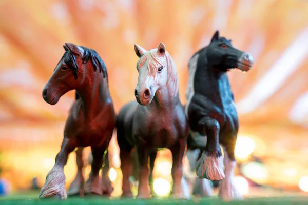 Turuncu Arka Planda Vahşi Atların Plastik Heykelcikleri Çocuk Oyuncakları Hayvan — Stok fotoğraf