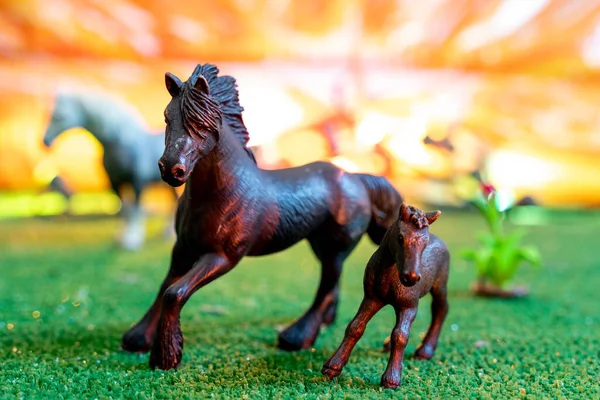 Plastic Beeldjes Van Wilde Paarden Oranje Achtergrond Speelgoed Van Kinderen — Stockfoto