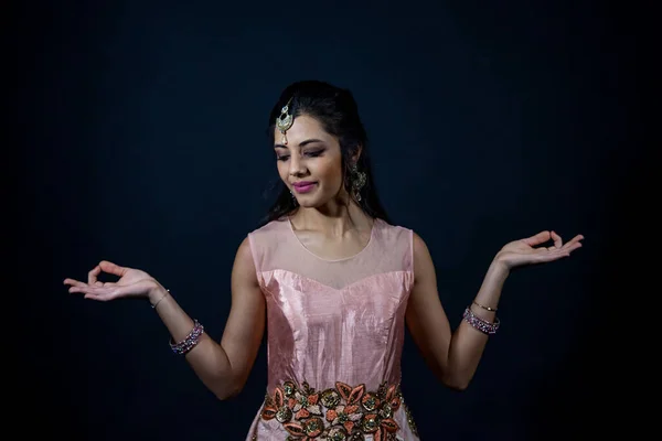 Retrato Uma Linda Menina Índia Sorridente Modelo Feminino Jovem Usa — Fotografia de Stock