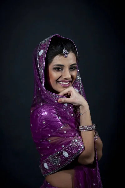 笑顔の美しいインドの少女の肖像画 若い女性モデルはジュエリーセットや伝統的なパープルの服を着て — ストック写真