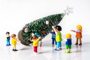 CREMONA, İtalya - 2020 ARALIK: Playmobil Standart Aile beyaz arka planda bir Noel partisi veriyor. 1975 'ten beri oynanan oyuncak serisi Alman Brandstaetter firması tarafından üretilmektedir..