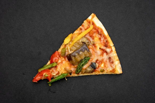 Plasterek Smacznej Grillowanej Pizzy Warzywnej Ugotowanej Składników Czarnym Tle Widok — Zdjęcie stockowe