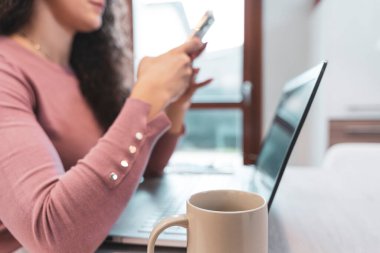 Genç kadın, covid-19 salgını nedeniyle kısıtlamalar sırasında evden bilgisayarla çalışıyor. Bulaşıcı hastalıkları önleme kavramı