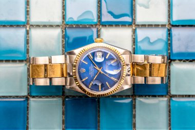 CREMONA, ITALY - 2021: döşemelerde Rolex Oyster Blue saati. Rolex SA, 1905 yılında Londra 'da kurulan İsviçre' nin en lüks saat üreticilerinden biridir.