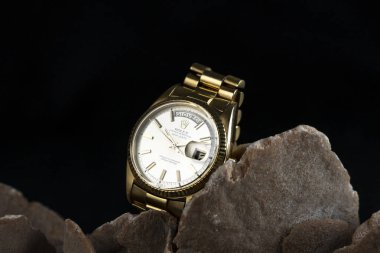 CREMONA, İtalya - Mart 2019 Rolex İstiridye Daimi Günü Çöl Gülünde Randevu İzleme. Rolex SA, 1905 yılında Londra 'da kurulan İsviçre' nin en lüks saat üreticilerinden biridir.