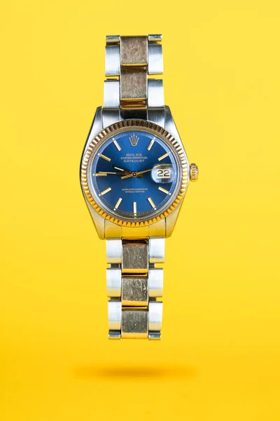 クレモナ イタリア 2021年1月 ロレックスオイスターブルー黄色の背景に時計 ロレックスSaは 1905年にロンドンで設立された腕時計の生産における重要なスイスの高級企業です — ストック写真