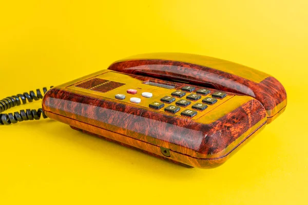 Vintage Τηλέφωνο Απομίμηση Ξύλου Μπριάρ Πάνω Από Ένα Κίτρινο Φόντο — Φωτογραφία Αρχείου