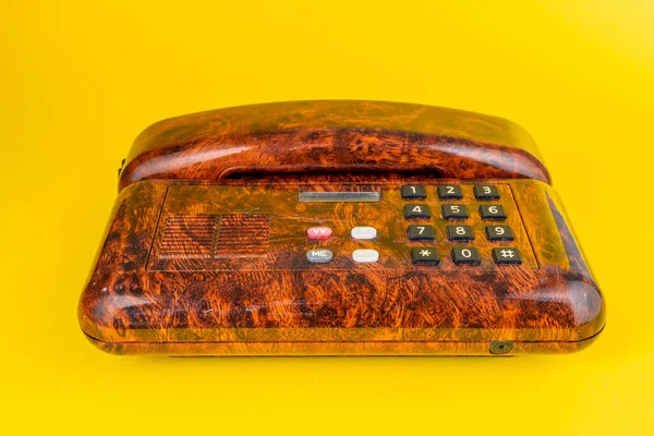 Vintage Telefoon Imitatie Bruyère Hout Een Gele Achtergrond — Stockfoto