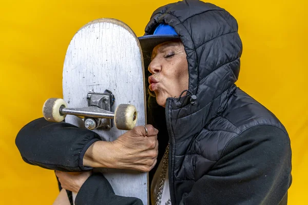 Divertente Ritratto Donna Matura Signora Divertirsi Con Skate Vestito Rapper — Foto Stock