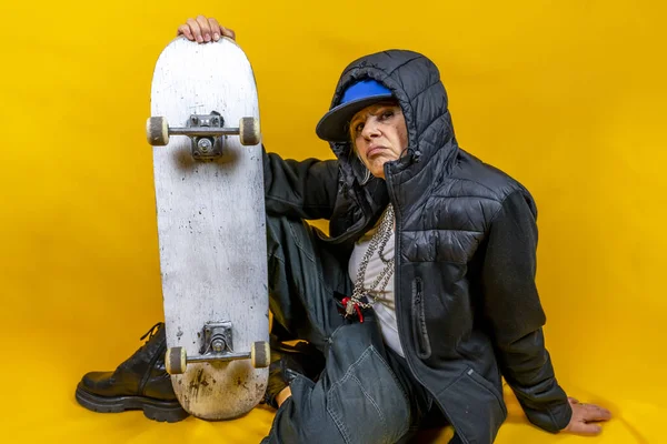 Divertente Ritratto Donna Matura Signora Divertirsi Con Skate Vestito Rapper — Foto Stock