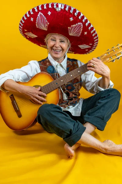 Zabawny Portret Dojrzałej Kobiety Kobieta Grająca Gitarze Przebrana Meksykańskiego Mariachi — Zdjęcie stockowe