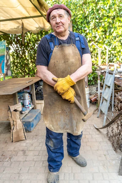 Retrato Ferreiro Maduro Trabalhador Ferro Oficina Livre Campo — Fotografia de Stock