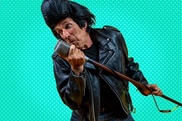 Grappig Portret Van Volwassen Rocker Een Oude Zanger Gekleed Rockabilly — Stockfoto