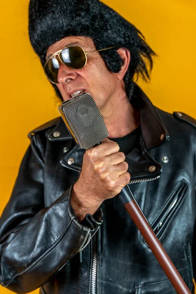 成熟摇滚歌手的滑稽肖像 一个穿着摇滚风格的老歌手在表演中 肤色背景的成熟男人 — 图库照片