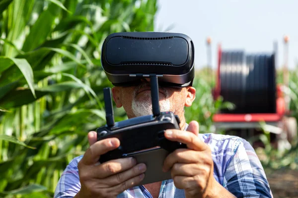 Moderno Agricultor Tecnológico Analizando Crecimiento Del Maíz Volando Dron Sobre — Foto de Stock