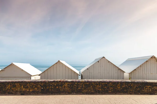 Brittany Sahilindeki Bir Tatil Köyünde Beyaz Plaj Kulübeleri Sahilde Küçük — Stok fotoğraf