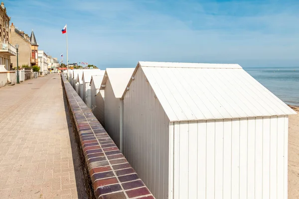 Weiße Strandhütten Einem Bretonischen Badeort Kleine Holzchalets Der Küste — Stockfoto