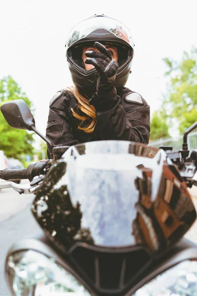Зріла Жінка Мотоциклістському Одязі Їзда Сучасному Мотоциклі Відкритому Повітрі — стокове фото
