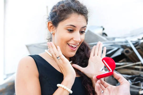 Pretty Woman Receives Ring Gift Junkyard Very Strange Location — Stock Photo, Image