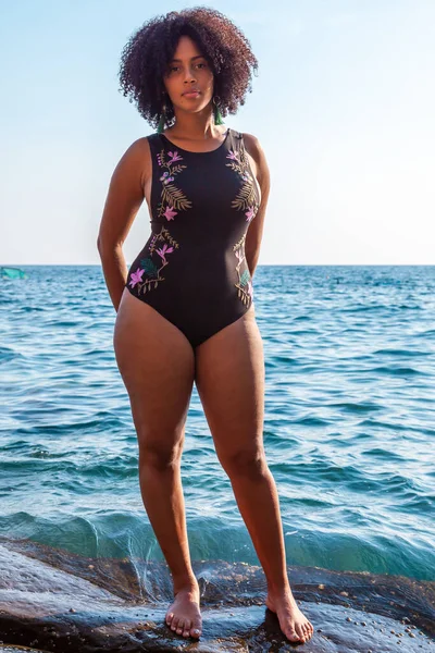 Retrato Uma Mulher Venezuelana Muito Encaracolada Relaxando Uma Rocha Mar — Fotografia de Stock