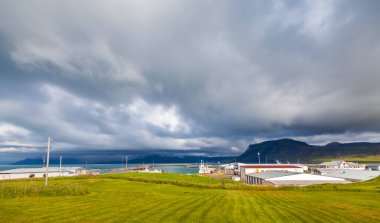 Güney İzlanda kıyılarındaki küçük bir limanın panoramik görüntüsü