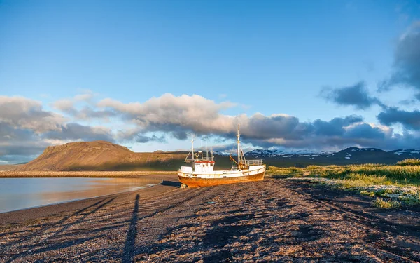 Auténtico Barco Viejo Pescador Naufragado Una Playa Islandesa Bajo Sol — Foto de Stock